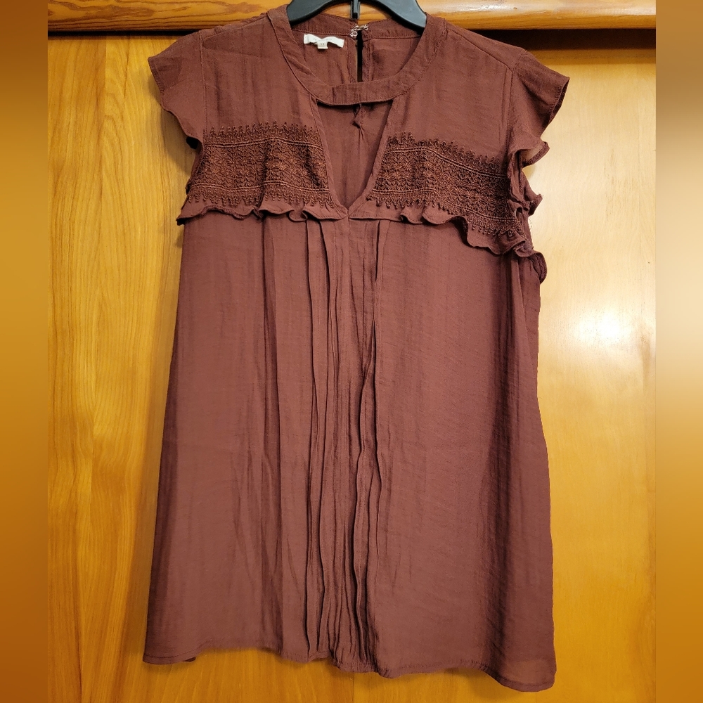 Maroon sleeveless blouse with lace and cut out Size 1. Does have deodorant stain